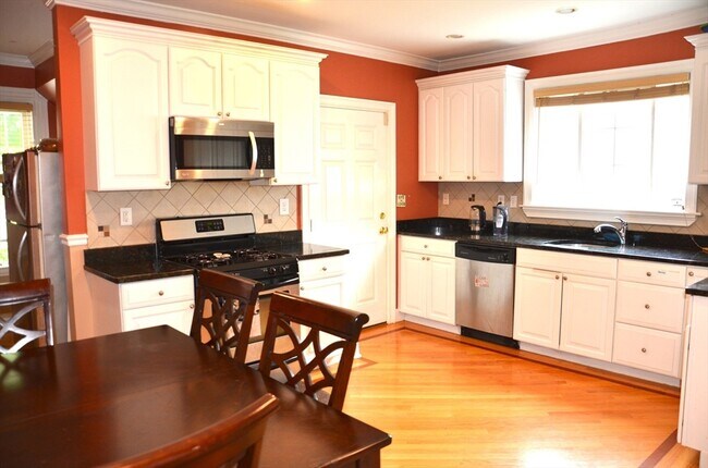 5 Charles St in Wakefield, MA - Building Photo - Building Photo
