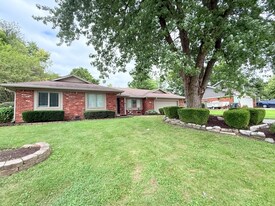 613 Covered Bridge Rd in Greenwood, IN - Building Photo