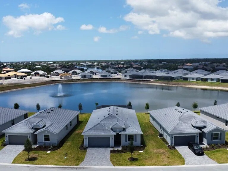7913 Lakes Edge Ln in Port Charlotte, FL - Building Photo