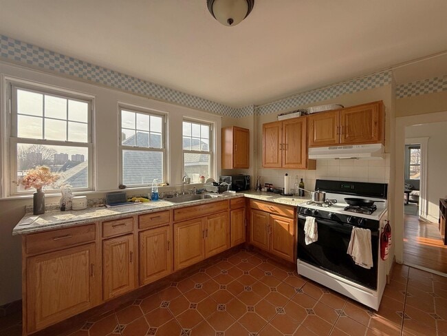 81 Newbury St, Unit 3 in Somerville, MA - Foto de edificio - Building Photo