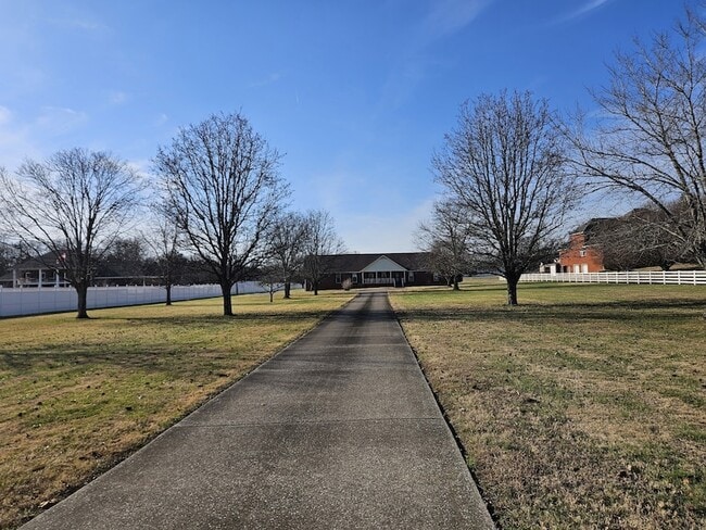 1876 S Mt Juliet Rd in Mount Juliet, TN - Foto de edificio - Building Photo