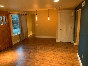 127 Knoop Ln in Eugene, OR - Building Photo - Building Photo