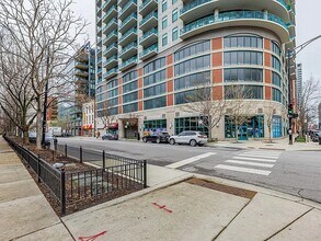 340 W Superior St, Unit 101 in Chicago, IL - Foto de edificio - Building Photo