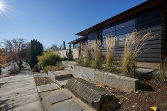 2111 SE 28th Pl, Unit #B in Portland, OR - Building Photo - Building Photo