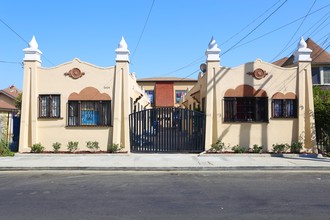 2424 Raymond Ave in Los Angeles, CA - Building Photo - Building Photo