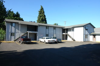 662-680 Dietz Ave NE in Keizer, OR - Foto de edificio - Building Photo