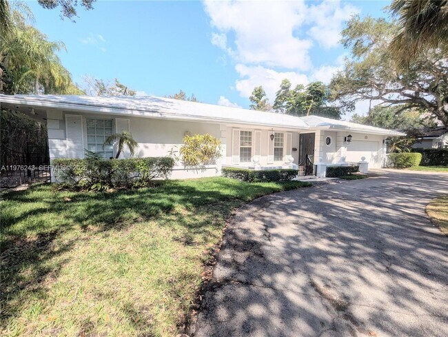 5920 Maynada St in Coral Gables, FL - Building Photo - Building Photo