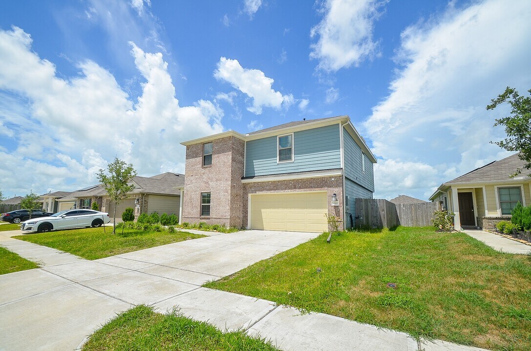2511 Shining Spur Ct in Alvin, TX - Building Photo