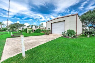 325 Palm Dr in Liverpool, TX - Building Photo - Building Photo