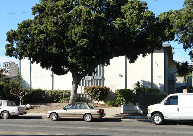 651 W Channel Islands Blvd in Oxnard, CA - Foto de edificio - Building Photo