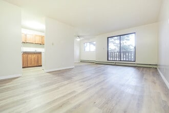 Heritage Manor in Edmonton, AB - Building Photo - Building Photo