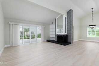 1125 Stoneybrook Ln in Westlake Village, CA - Foto de edificio - Building Photo