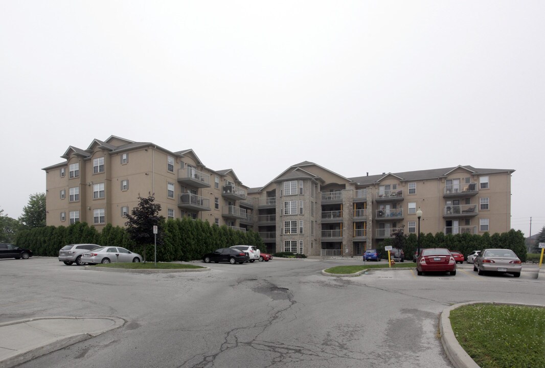 Abbey Oaks in Oakville, ON - Building Photo