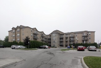 Abbey Oaks in Oakville, ON - Building Photo - Building Photo