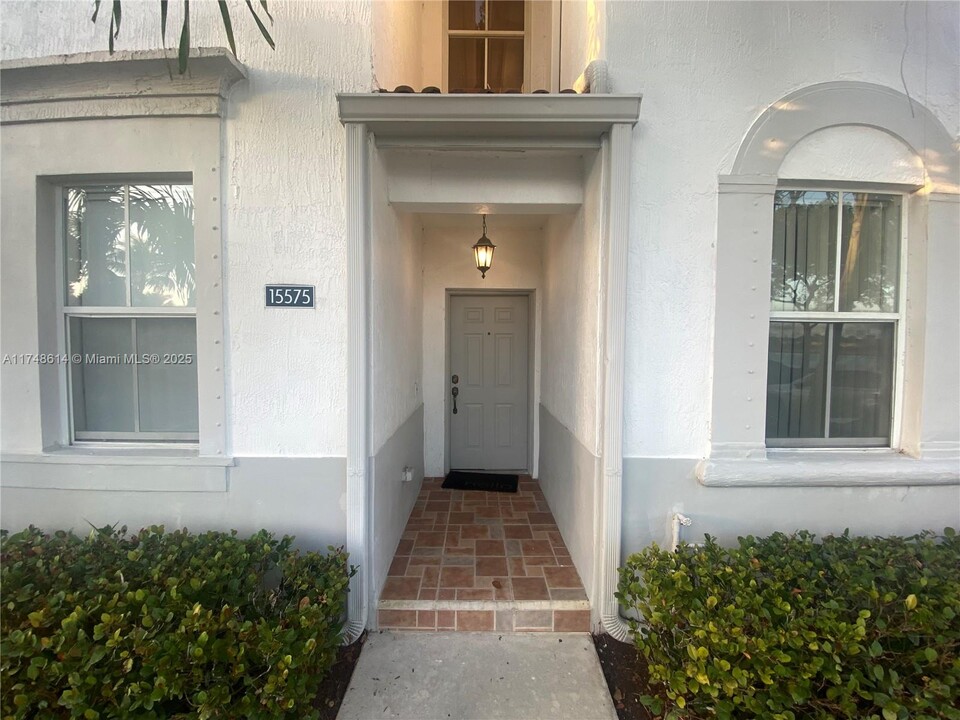 15575 SW 40th St in Miramar, FL - Building Photo