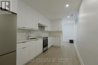 72 Chester Ave in Toronto, ON - Building Photo - Building Photo