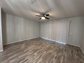 6881 Roundleaf Dr in Jacksonville, FL - Building Photo - Building Photo