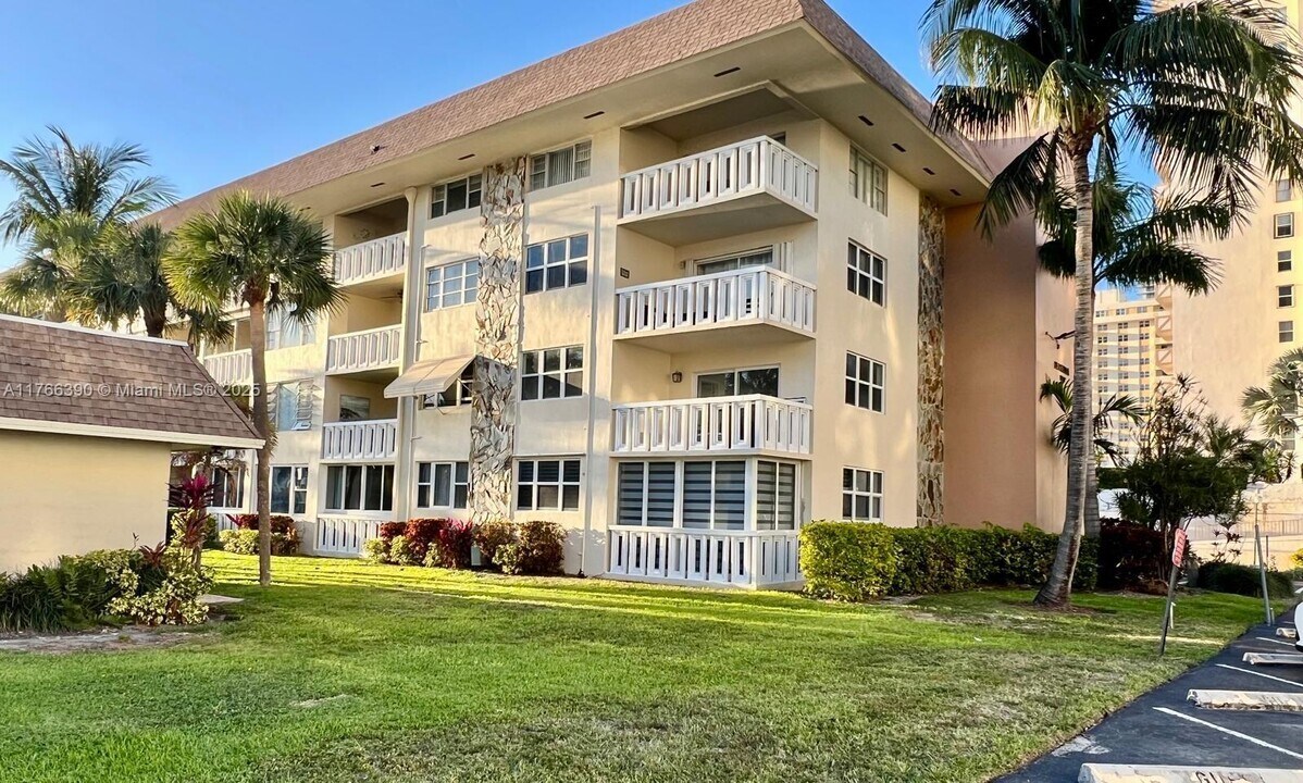 1889 S Ocean Dr in Hallandale Beach, FL - Building Photo
