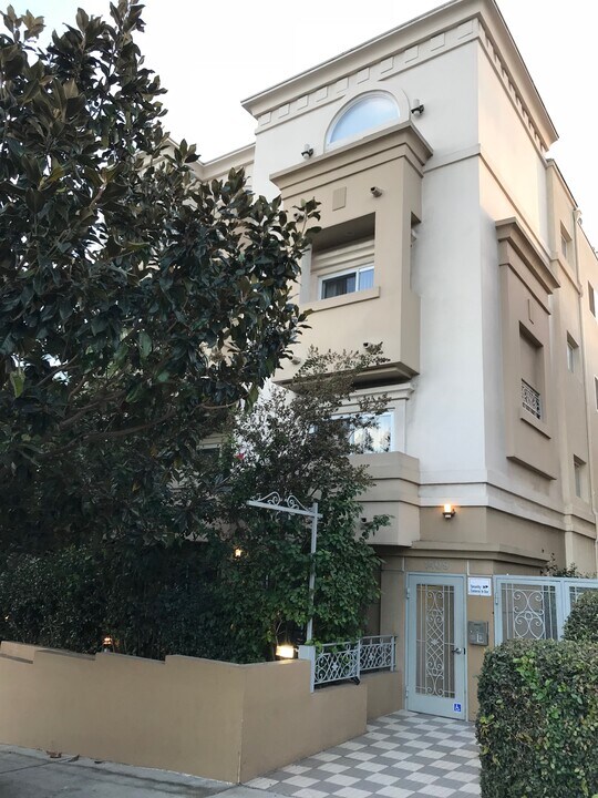 1409 S Westgate Ave, Unit 302 in Los Angeles, CA - Building Photo