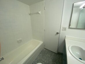 4360 NW 79th Ave, Unit 2F in Doral, FL - Foto de edificio - Building Photo