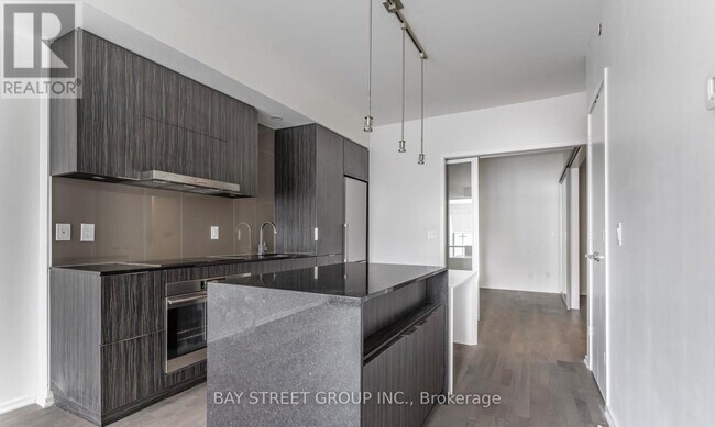 1 Bloor St E in Toronto, ON - Building Photo - Building Photo