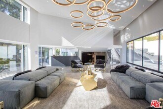 2210 Bowmont Dr in Beverly Hills, CA - Building Photo - Building Photo