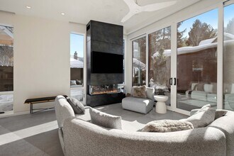 211 W Main St in Aspen, CO - Foto de edificio - Building Photo