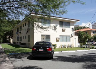 234 Santillane Ave in Coral Gables, FL - Foto de edificio - Building Photo