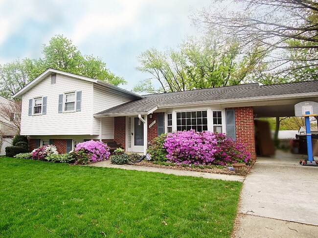 8507 Woodside Ct in Lanham, MD - Foto de edificio - Building Photo