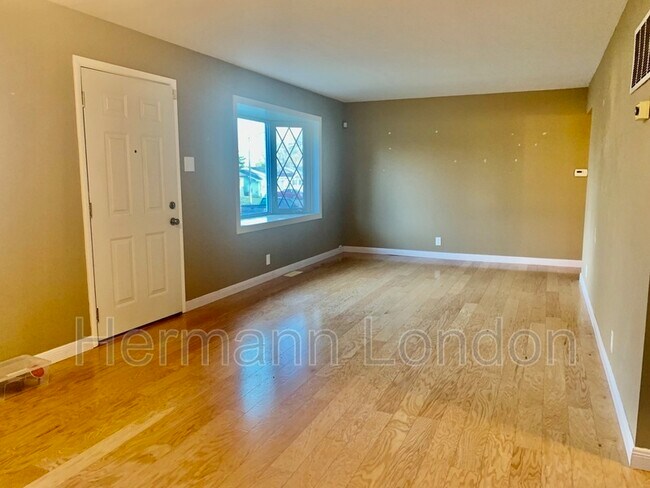 806 Undercliff Dr photo'