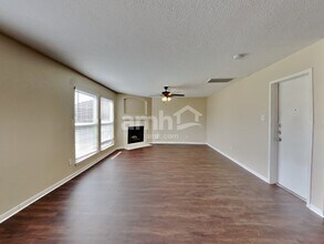 201 Mammoth Springs Ln in Dickinson, TX - Foto de edificio - Building Photo