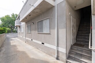 1758 N Alexandria Ave, Unit 1758.5 in Los Angeles, CA - Building Photo - Building Photo