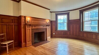 10 Dwight St, Unit 2 in Brookline, MA - Foto de edificio - Building Photo