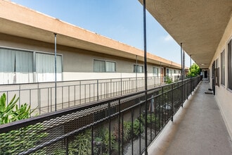 Carson Palms Apartments in Carson, CA - Foto de edificio - Building Photo