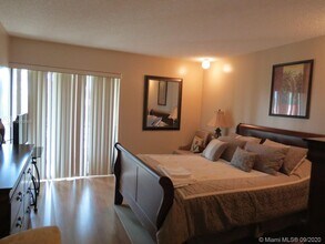 2324 S Cypress Bend Dr in Pompano Beach, FL - Building Photo - Building Photo