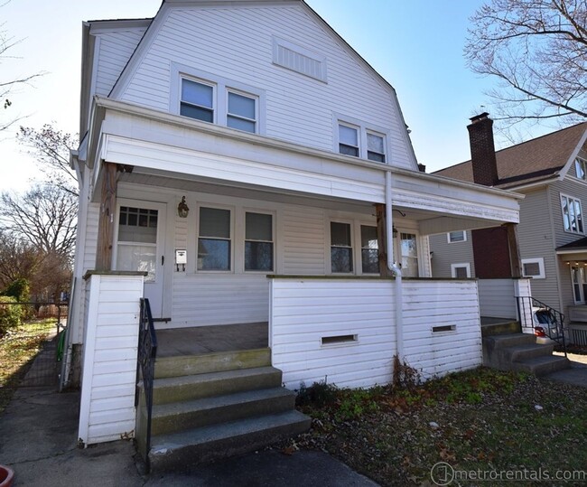 property at 109-111-111 E Como Ave