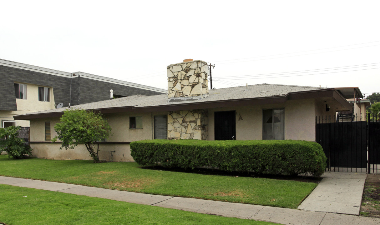 311 E Leatrice Ln in Anaheim, CA - Building Photo