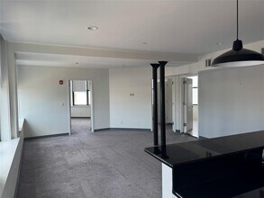 18 E Sunrise Hwy in Freeport, NY - Building Photo - Building Photo
