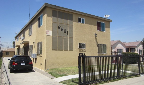 6821 11Th Ave in Los Angeles, CA - Building Photo