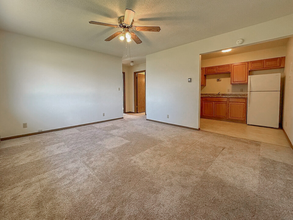 117 E Railroad St, Unit #8 in Kimball, SD - Foto de edificio