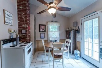 31 Eton Ave in Warwick, RI - Foto de edificio - Building Photo