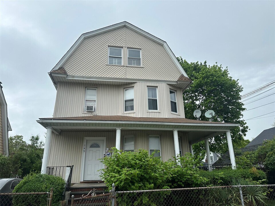 149 Washburn Ave in Freeport, NY - Building Photo