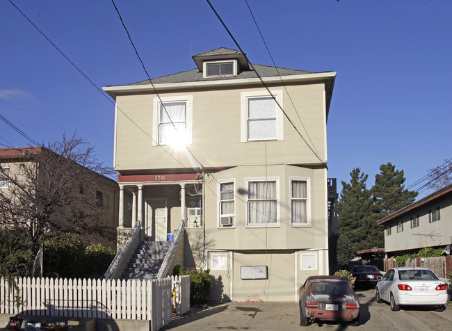 2251 Pacific Ave in Alameda, CA - Foto de edificio - Building Photo