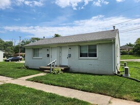 2222 Mayflower Manor in New Albany, IN - Building Photo