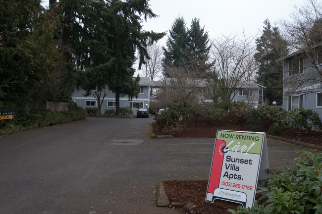 Sunset Villa Apartments in Canby, OR - Building Photo - Building Photo