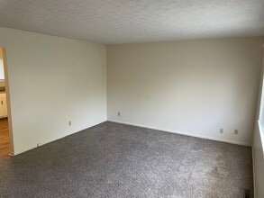 204 E 9th St, Unit B in Williamstown, WV - Building Photo - Building Photo