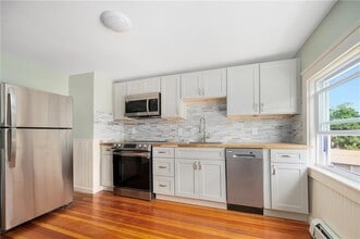 137 Fair St in Warwick, RI - Building Photo - Building Photo