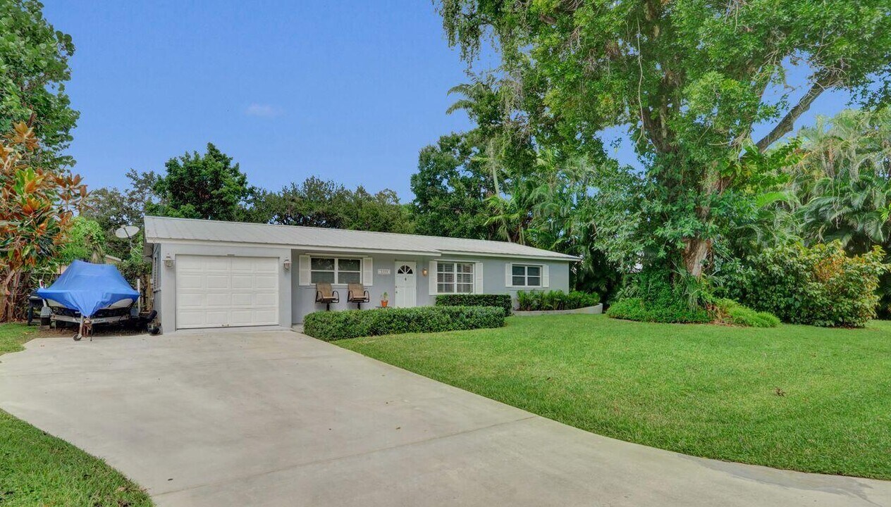2359 Holly Ln in West Palm Beach, FL - Building Photo