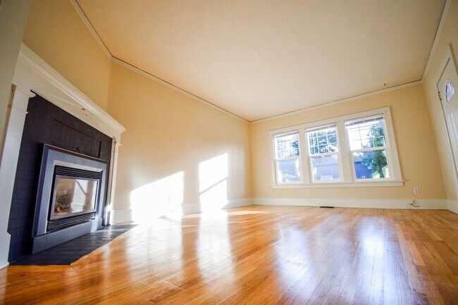 2613-2615-2615 NE Clackamas St in Portland, OR - Building Photo - Building Photo