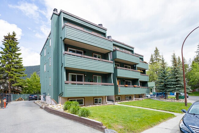 Mountain Manor in Banff, AB - Building Photo - Building Photo